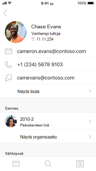Esimerkkejä yhteystietokorteista, joissa on yhteys- ja muita tietoja.