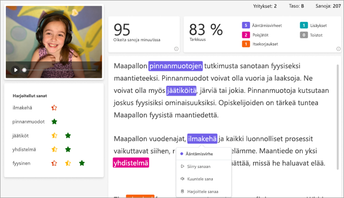 Hymyilevä valkoinen opiskelija, jolla on päässä vaaleanpunaiset kuulokkeet, on kuvattu videokehyksessä lukemansa kohdan vieressä. Kappale on merkitty värikoodatuilla virheillä.