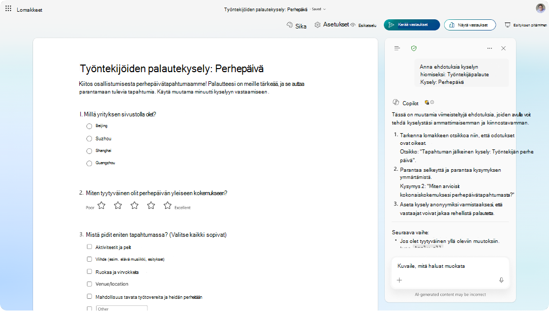 Näyttökuva työntekijöiden palautekyselylomakkeesta, jossa Copilotin ehdotuspaneeli tarjoaa parannuksia.
