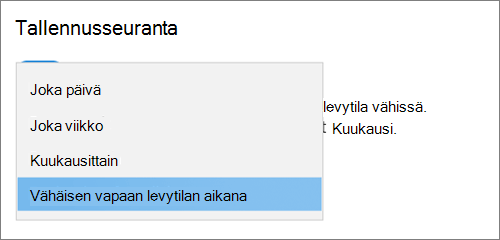 Windows 10 tallennustilan avattava valikko, jossa valitaan tallennusseurannan suoritustiheys