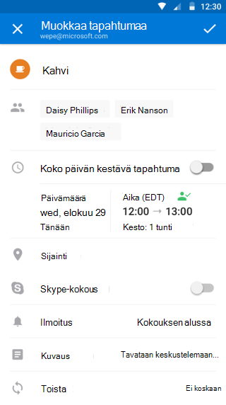 Muokkaa tapahtumaa -näyttö, jossa ehdotetun kokousajan vieressä on vihreä käytettävyysilmaisin.