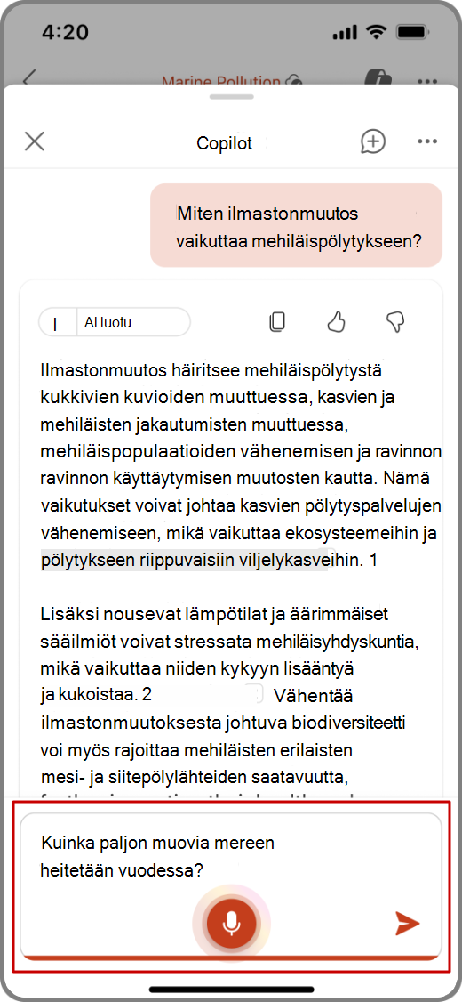 Näyttökuva Copilotista PowerPointissa iOS-laitteessa, jossa äänisyöteominaisuus on korostettuna