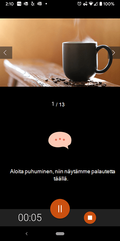 Esittäjävalmentaja antaa palautetta näytössä harjoitellessasi.