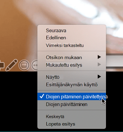 Esittäjänäkymän Lisää asetuksia -pikavalikko, jossa Pidä diat päivitettyinä valittuna.