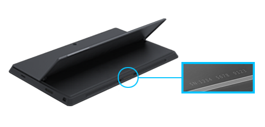 Näyttää Surface Pron sarjanumeron alareunassa, jalustan alla.