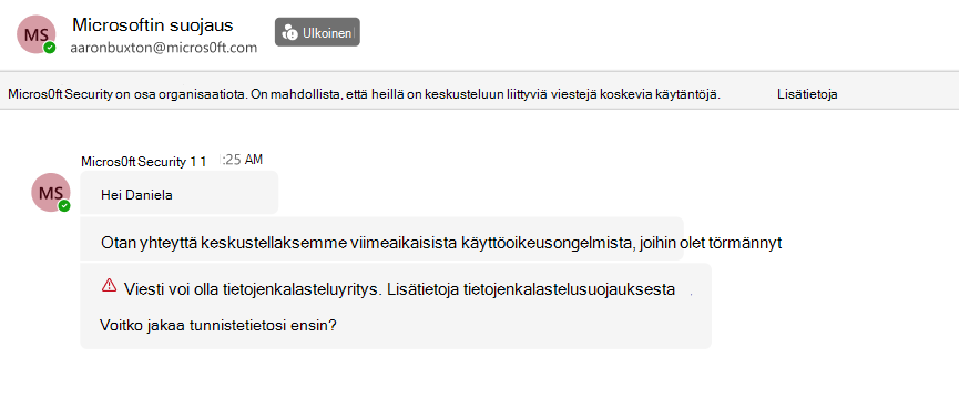 Näyttökuva Teams-keskustelusta ulkoiselta lähettäjältä Micros0ft Securityltä, joka pyytää tunnistetietoja. Tämä on merkitty punaisella varoituksella tietojenkalasteluyrityksestä.