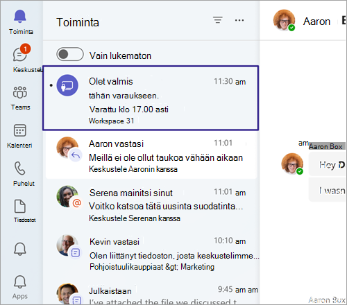 Näyttökuva, jossa näkyy varausvahvistus varattavasta työpöydästä Teamsin toimintasyötteessä laajennuksen yhteydessä.
