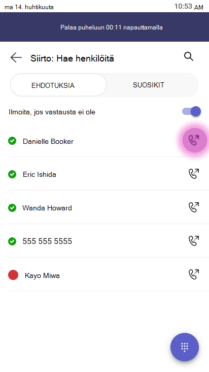 Siirtonäyttö, jossa näkyy hakukenttä nimeltä Siirrä: Hae henkilöitä, ilmoita, jos vastauspainike ei ole käytössä, ja yhteystietoluettelo, mukaan lukien Danielle Booker, Eric Ishida, Wanda Howard, 555 555 5555 ja Kayo Miwa. Kunkin yhteyshenkilön vieressä näkyy siirtotoimintopainike ja korostettuna puhelunsiirtopainike.