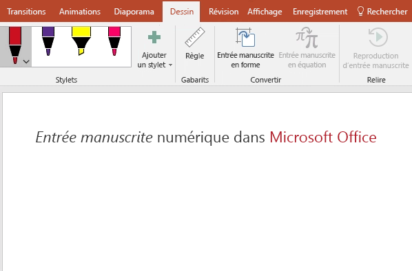 Hello est écrit sur le canevas PowerPoint dans une entrée manuscrite numérique.