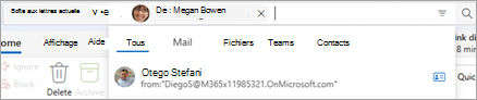 Entrez du texte dans la barre de recherche pour afficher les suggestions d’étendue de recherche, telles que Tous, Courrier, Files, Teams et People.