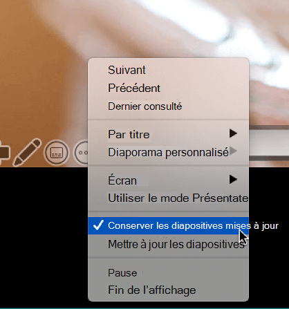 Le menu contextuel Autres options de la vue du présentateur affichant l’option Conserver les diapositives mises à jour est sélectionnée.