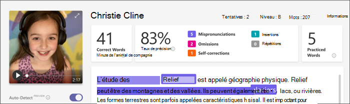 Capture d’écran du volet de révision de la progression de la lecture. Plusieurs mots dans le passage sont mis en surbrillance en rose bleu-vert et orange indiquant une catégorie d’erreur, les données collectées sont visibles au-dessus du passage