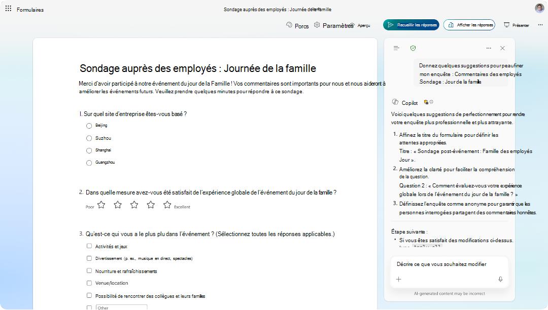 Capture d’écran du formulaire d’enquête de commentaires des employés avec le panneau de suggestions Copilot proposant des améliorations.