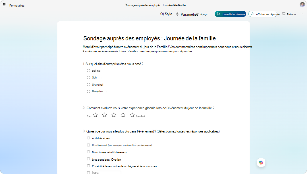 Capture d’écran montrant une enquête sur les commentaires des employés dans Microsoft Forms avec des questions sur l’évaluation des événements et les commentaires.