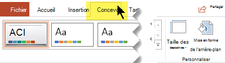 Sélectionnez l’onglet Création dans le ruban de la barre d’outils. Le contrôle de l’orientation des diapositives se trouve à droite du bouton du menu Taille des diapositives.