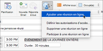 Capture d’écran d’une demande de réunion avec l’option Ajouter une réunion en ligne sélectionnée dans le ruban.
