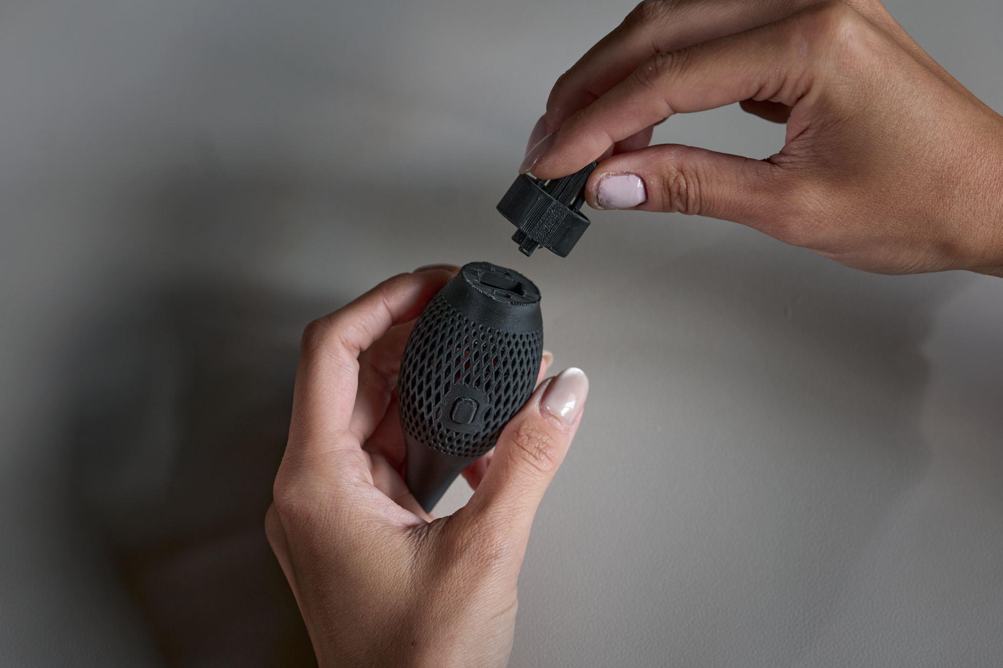 Un capuchon est placé au-dessus de la partie 3, le topper, de la poignée du stylet Surface Slim.