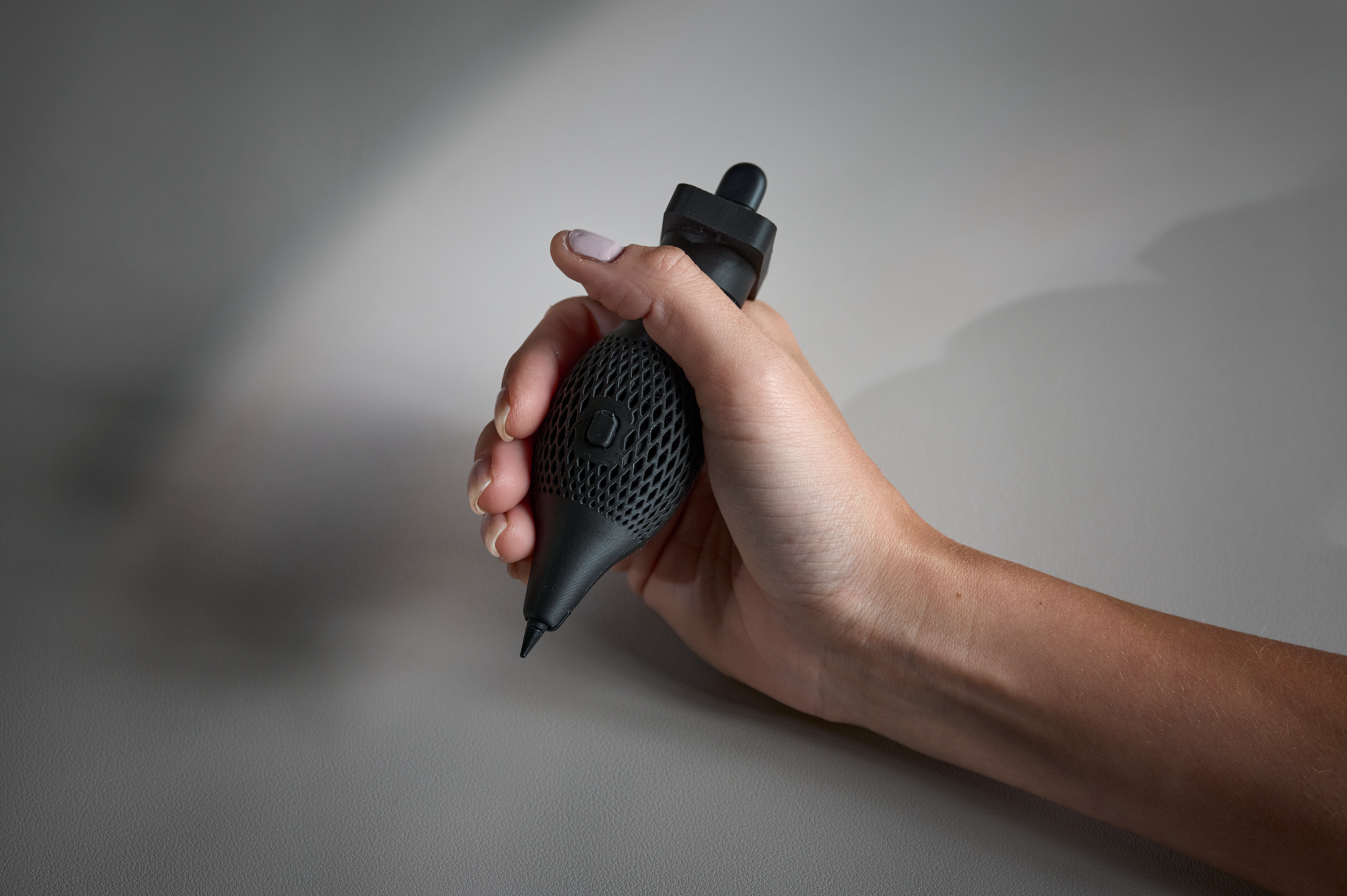 Le Stylet Surface Slim est correctement installé dans la poignée imprimée.