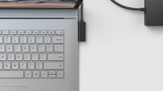 Un ordinateur portable de Surface en cours de chargement via une alimentation Surface