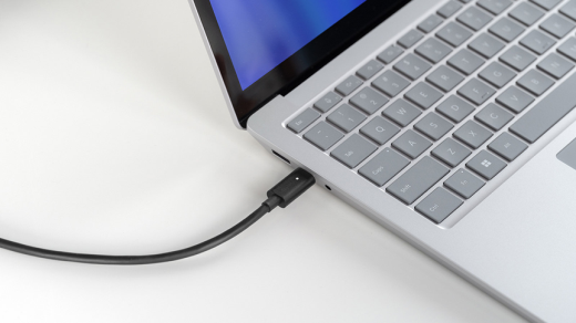 Un appareil Surface Laptop en cours de chargement avec un câble USB-C.