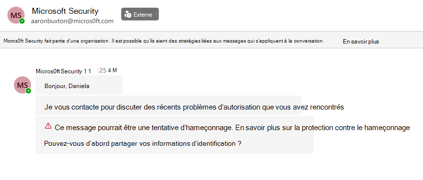 Capture d’écran d’une conversation Teams de l’expéditeur externe Micros0ft Security demandant des informations d’identification. Ceci est marqué d’un avertissement rouge de tentative d’hameçonnage.