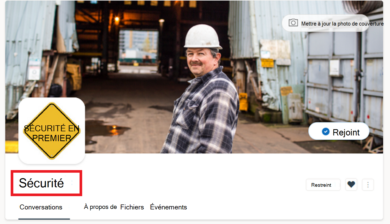 Image d’une communauté Yammer affichant un badge de communauté officiel