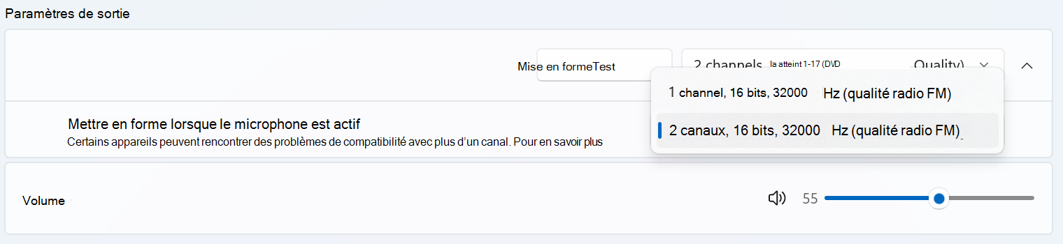 Paramètres de sortie dans Propriétés du son > système > pour un périphérique Bluetooth LE Audio. Le menu Format est développé pour afficher un paramètre Format secondaire lorsque le microphone est actif.