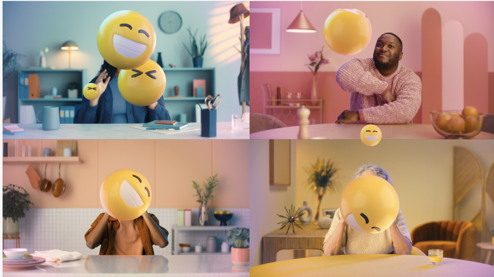 תמונת רשת של ארבעה אנשים עם בלוני Emoji