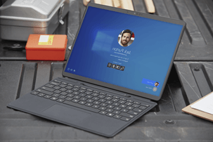 מחשב נישא המציג מסך כניסה של Windows 10.