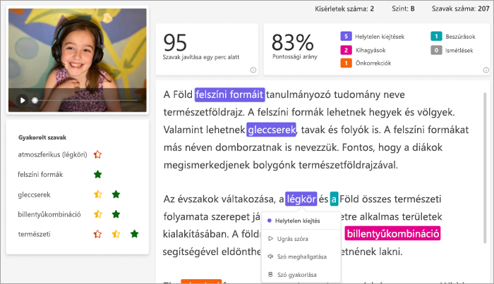 mosolyogó fehér tanuló rózsaszín fejhallgatóval a videókeretben látható az olvasott szakasz mellett. A szakasz meg van jelölve színkódolt hibákkal.