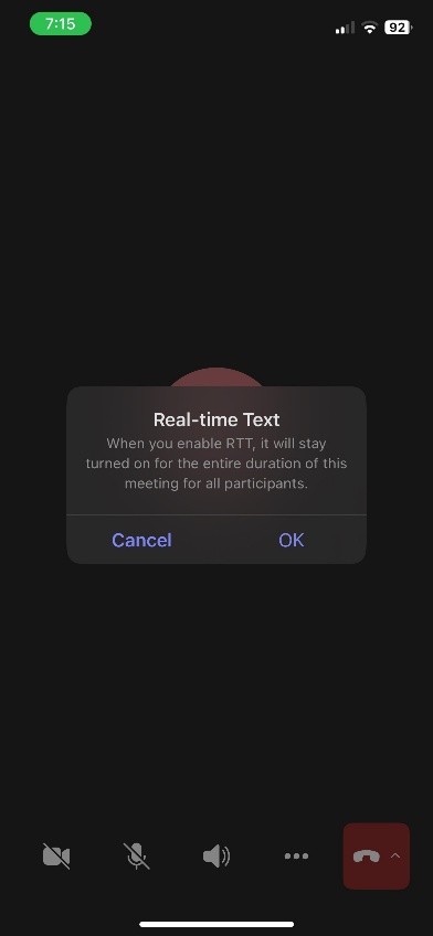 Teams-értekezlet ablaka az iOS-eszköz alján lévő RTT panellel.