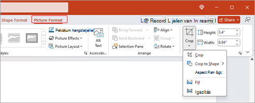 Képernyőkép a menüszalag Képformátum beállításairól és a Microsoft PowerPoint Körülvágás funkciójáról.