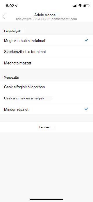 Egy mobilképernyőt mutat, melynek tetején egy személy neve látható, alatta az engedélyek és a megosztás beállítása.