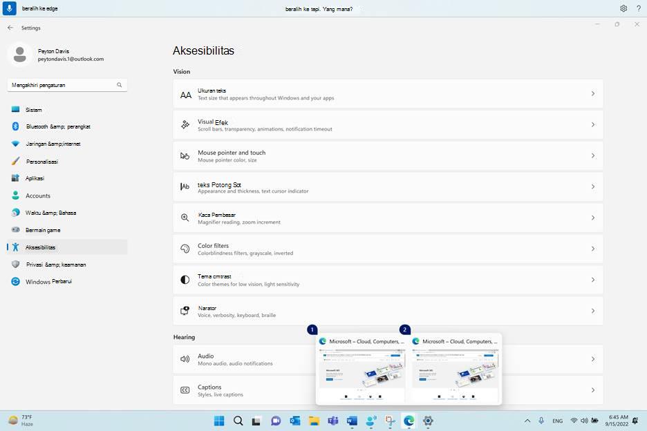 Dua contoh aplikasi dengan overlay angka yang diperlihatkan di taskbar saat menggunakan akses suara