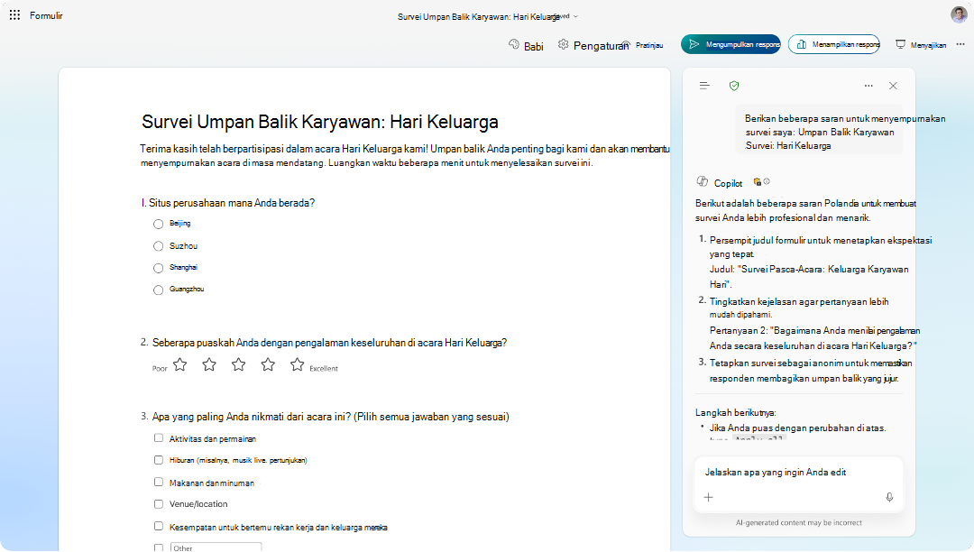 Cuplikan layar formulir Survei Umpan Balik Karyawan dengan panel saran Copilot yang menawarkan penyempurnaan.