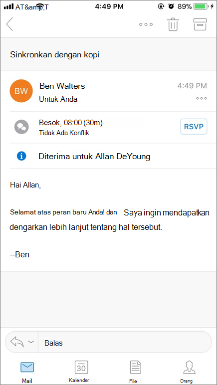 Cuplikan layar memperlihatkan layar perangkat seluler dengan item email.