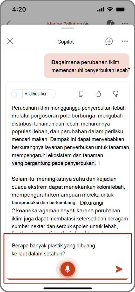 Cuplikan layar Copilot di PowerPoint pada perangkat iOS dengan kemampuan input suara yang disorot