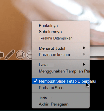 Menu konteks Opsi Lainnya dalam tampilan Penyaji memperlihatkan Pertahankan Slide Diperbarui dipilih.