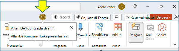 Cuplikan layar memperlihatkan Layar Kolaborasi PowerPoint dengan ikon orang