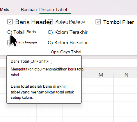Kursor mengarahkan mouse ke kotak centang Baris Total di menu Desain Tabel