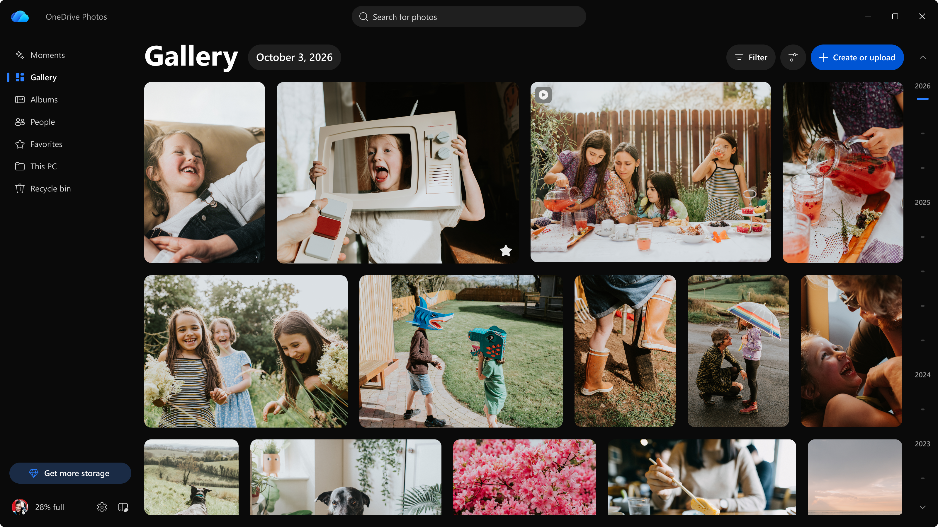Cuplikan layar yang menampilkan Foto OneDrive menampilkan foto Anda dalam garis waktu, dengan navigasi untuk Momen, Galeri, People, Album, Favorit, foto yang disimpan di PC Anda, dan Keranjang sampah.