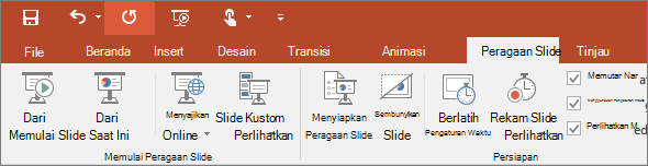 Memperlihatkan tab Peragaan Slide pada pita di PowerPoint
