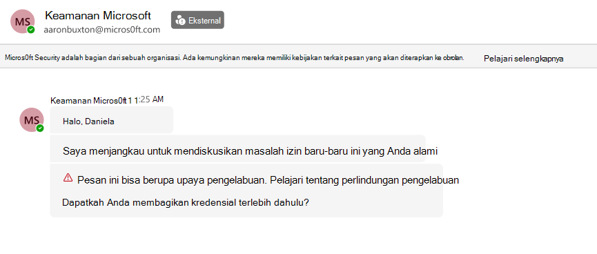 Cuplikan layar obrolan Teams dari pengirim eksternal Micros0ft Security yang meminta kredensial. Ini ditandai dengan peringatan upaya pengelabuan berwarna merah.