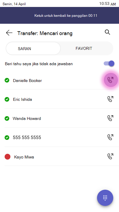 Layar Transfer memperlihatkan bidang pencarian berlabel Transfer: Cari orang, dengan Tombol Beri tahu saya jika tidak ada jawaban diaktifkan, dan daftar kontak termasuk Danielle Booker, Eric Ishida, Wanda Howard, 555 555 555 5555, dan Kayo Miwa. Tombol tindakan transfer terlihat di samping setiap kontak, dan tombol transfer panggilan disorot.