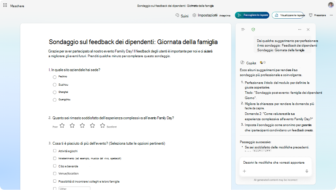 Screenshot del modulo di sondaggio sul feedback dei dipendenti con il pannello dei suggerimenti di Copilot che offre miglioramenti.