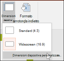 Nella scheda Progettazione della barra multifunzione selezionare Dimensioni diapositiva e quindi Dimensioni diapositiva personalizzate.