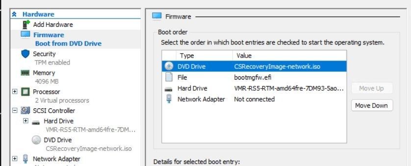 Screenshot delle impostazioni di una macchina virtuale Hyper-V, con la sezione Firmware evidenziata, che mostra la voce Unità DVD nella parte superiore dell'ordine di avvio.
