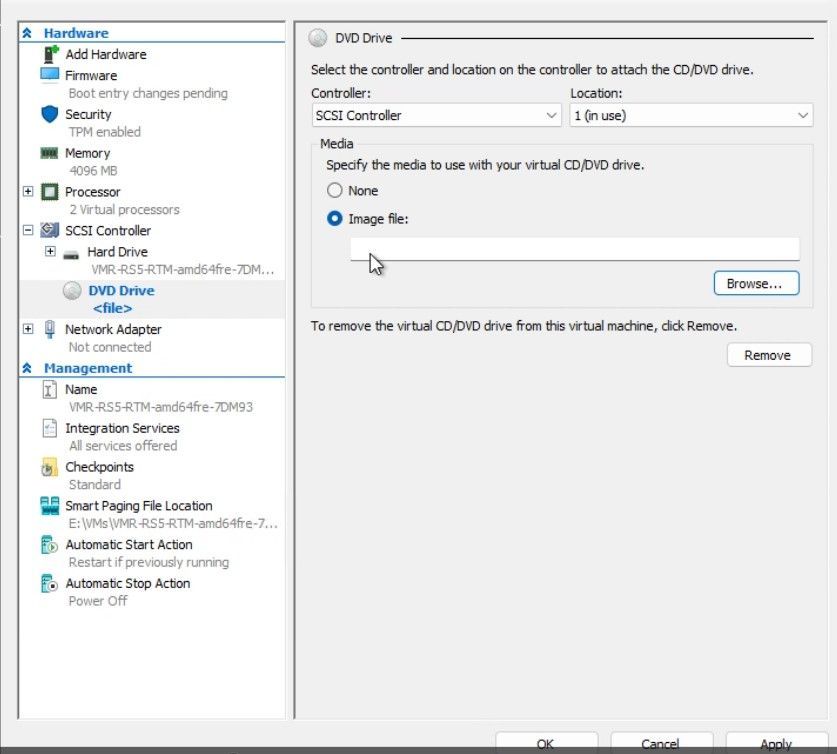 Screenshot delle impostazioni di una macchina virtuale Hyper-V, con la sezione Unità DVD evidenziata, che mostra l'opzione per selezionare un file immagine.