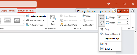 Screenshot che mostra le opzioni Formato immagine sulla barra multifunzione e la caratteristica Ritaglia aperta in Microsoft PowerPoint.