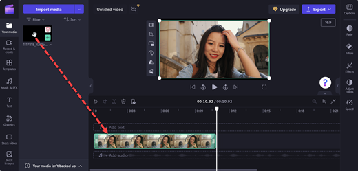 Screenshot di una pagina Clipchamp editor che mostra l'azione di trascinamento della selezione nel video selezionato nella sequenza temporale.